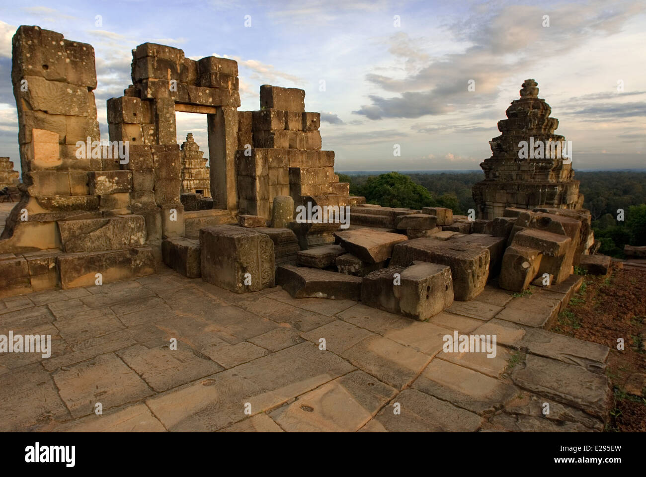 Phnom Bakheng Temple. Sunrise. La costruzione di questo tempio sulla montagna Phnom Bakheng (Bakheng Hill), il primo grande tempio Foto Stock