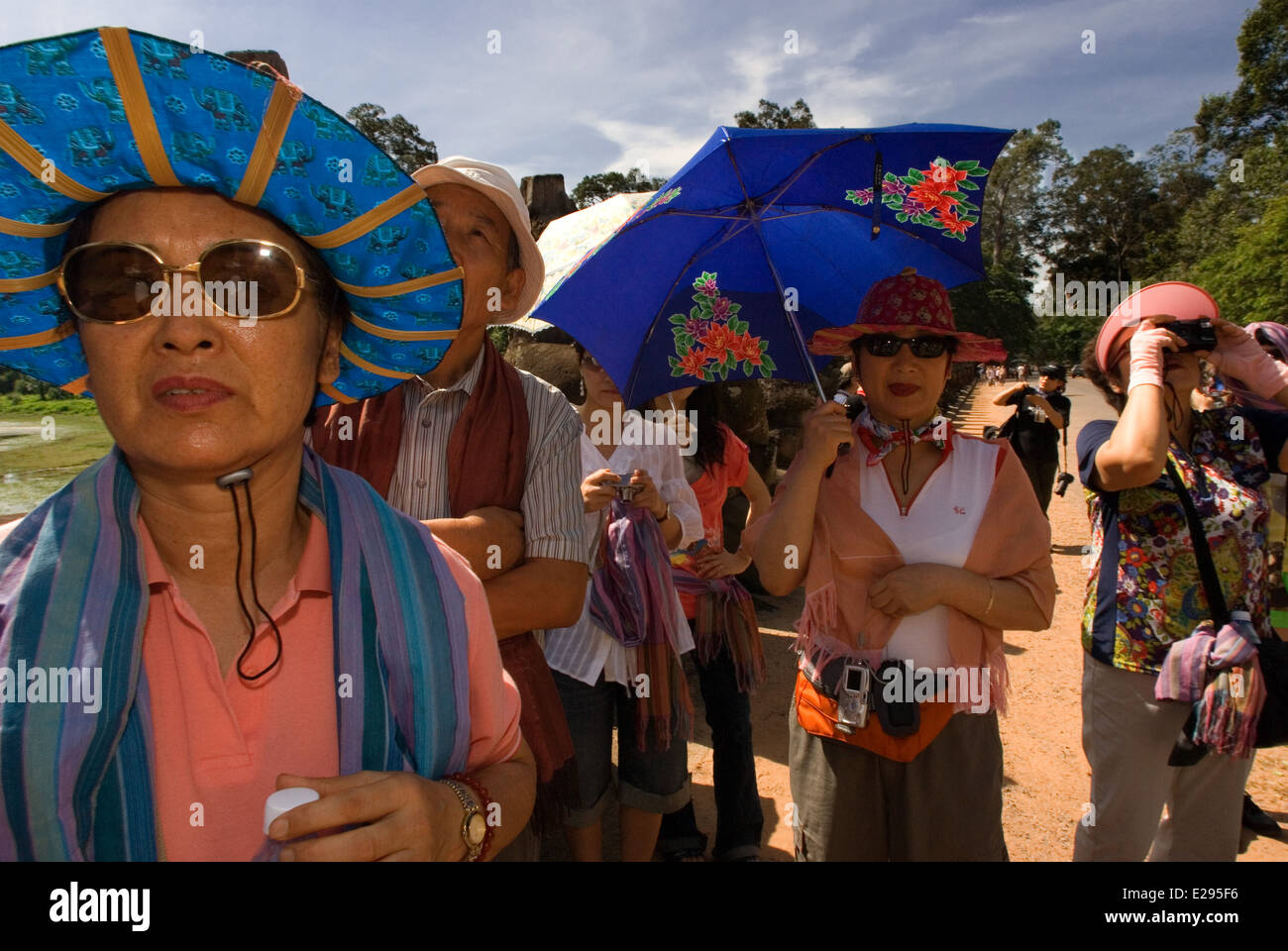 Il coreano turisti nel gateway di Angkor Thom. La grande città di Angkor Thom copre un area di tre chilometri quadrati, racchiuso Foto Stock
