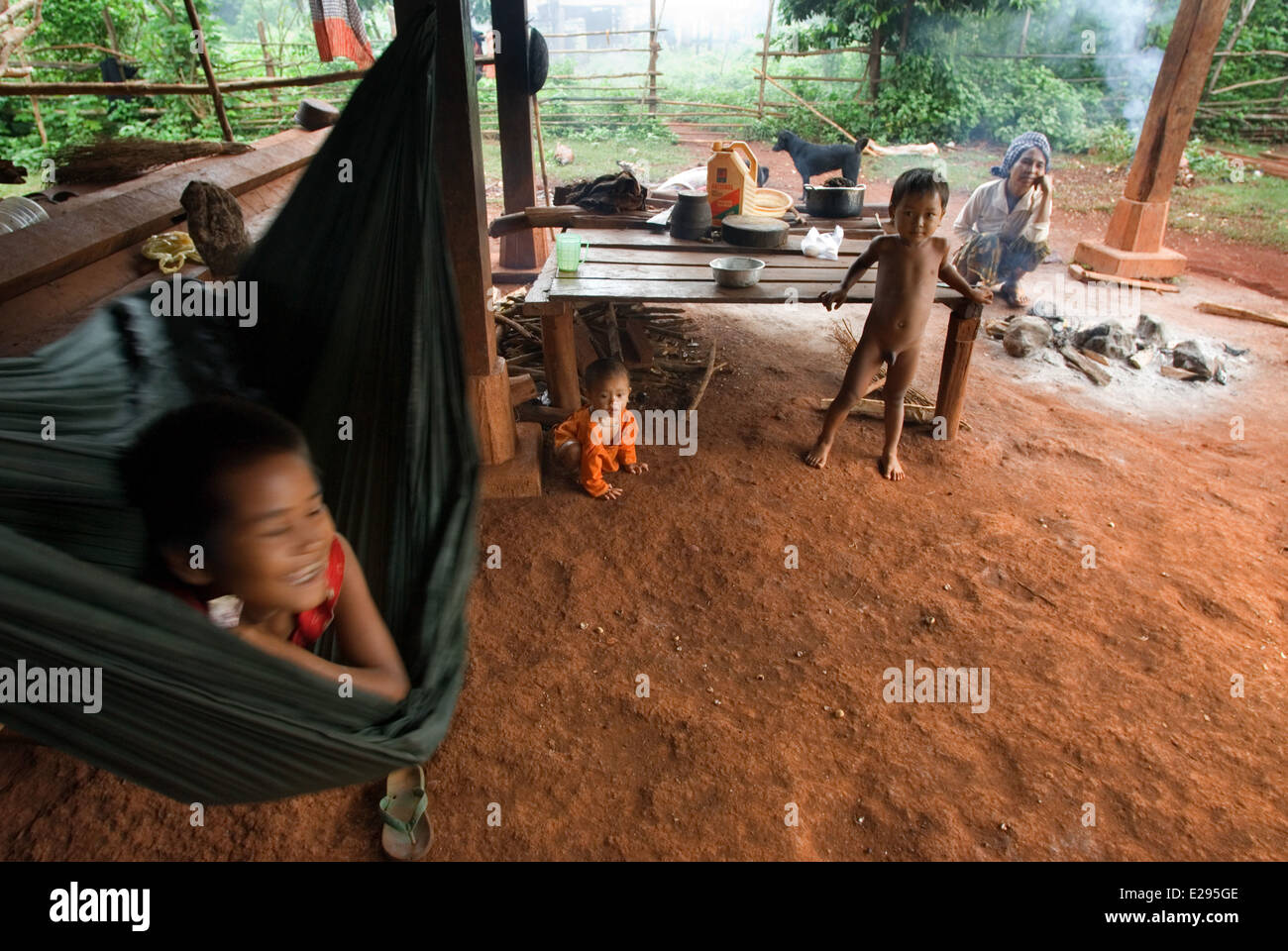 Famiglia di minoranza etnica di Khmer Leu. Villaggio Kateung. Ratanakiri. Ratanakiri si trova in Cambogia il lontano nord-est confina con Foto Stock