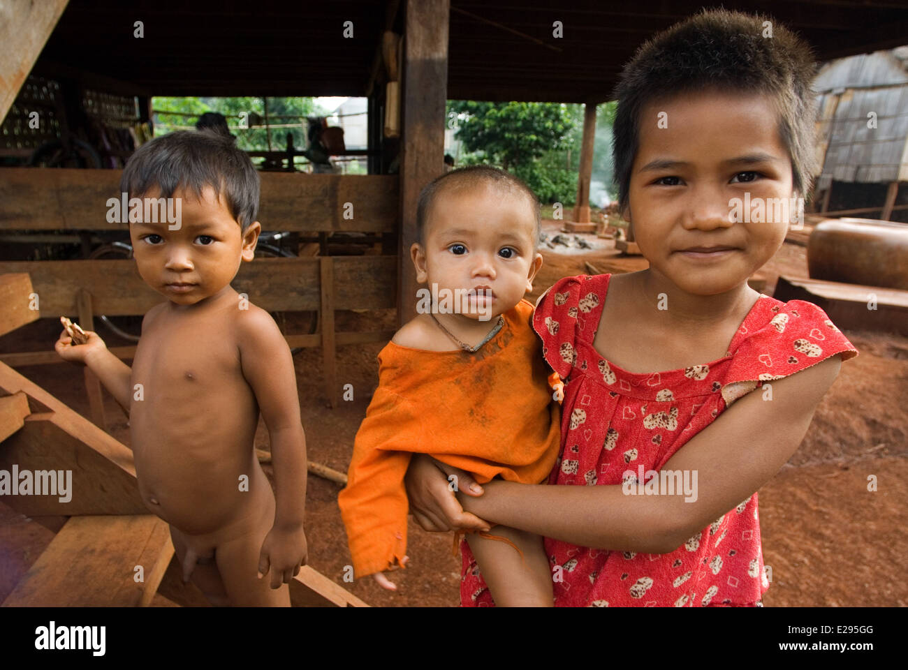 Famiglia di minoranza etnica di Khmer Leu. Villaggio Kateung. Ratanakiri. Ratanakiri si trova in Cambogia il lontano nord-est confina con Foto Stock