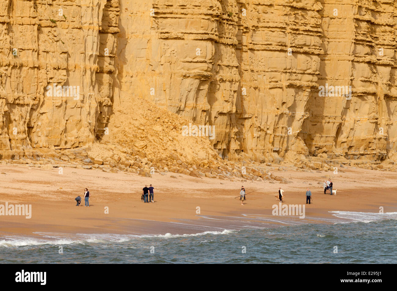 Persone che camminano da scogliere sul Jurassic Coast, a West Bay, DORSET REGNO UNITO Inghilterra Foto Stock
