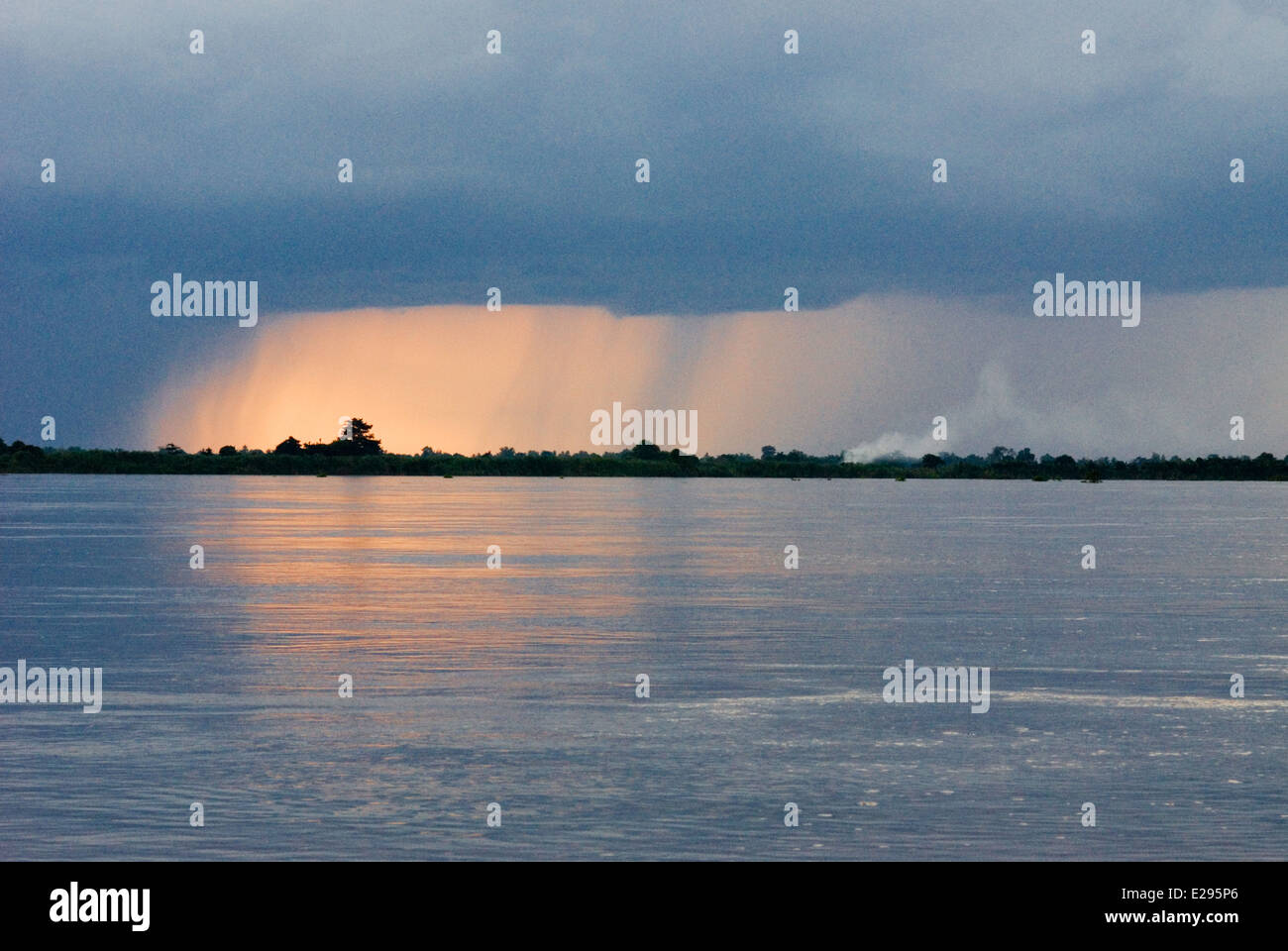 Il fiume Mekong vicino ad esempio Kampi. Cercando un po' di acqua fresca delfini Irrawaddy . Kratie. Di Irrawaddy osservare i delfini, il posto migliore per Foto Stock