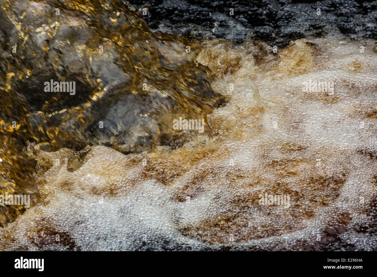 Una piccola cascata sul flusso Corratavey Ballypatrick Forest County Antrim Irlanda del Nord Foto Stock
