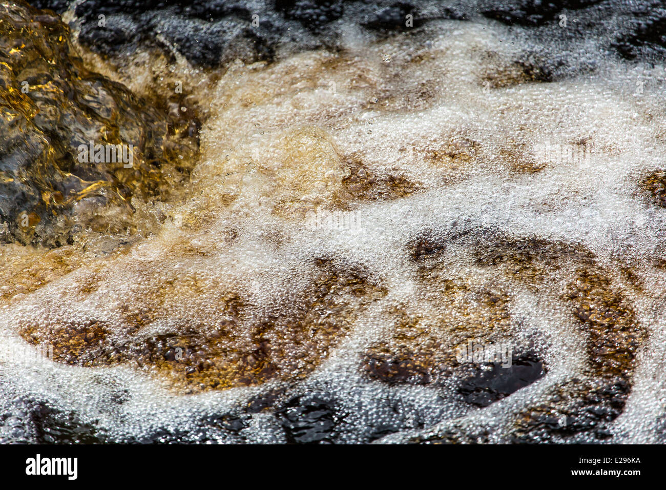 Una piccola cascata sul flusso Corratavey Ballypatrick Forest County Antrim Irlanda del Nord Foto Stock