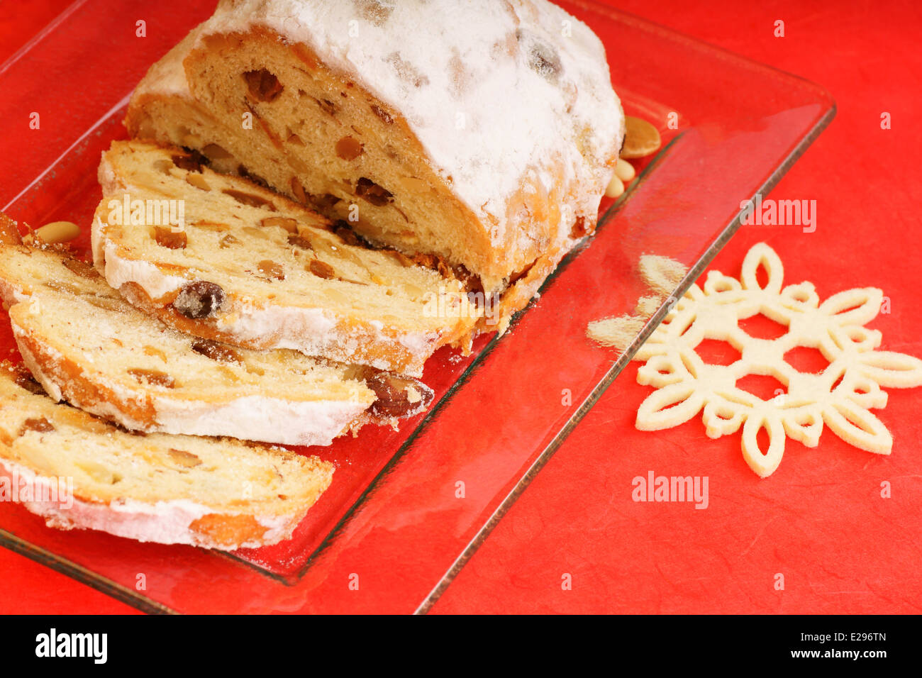 Tagliate a fette il Natale lo Stollen la tedesca tradizionale torta di frutta fatta di pane-come la pasta con frutta candita, mandorle e spezie Foto Stock