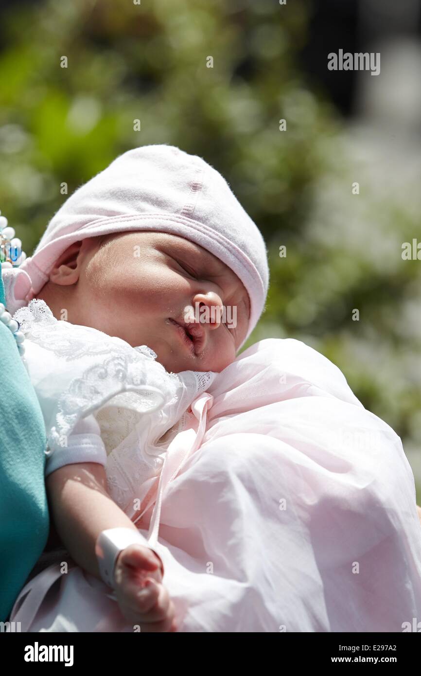 Città di Lussemburgo, Lussemburgo. 17 Giugno, 2014. La principessa Claire lascia la maternità Grande-Duchesse Charlotte Ospedale con sua figlia Amalia Gabriela Maria Teresa nella città di Lussemburgo, Lussemburgo, 17 giugno 2014. Foto: Thomas Frey/dpa/Alamy Live News Foto Stock