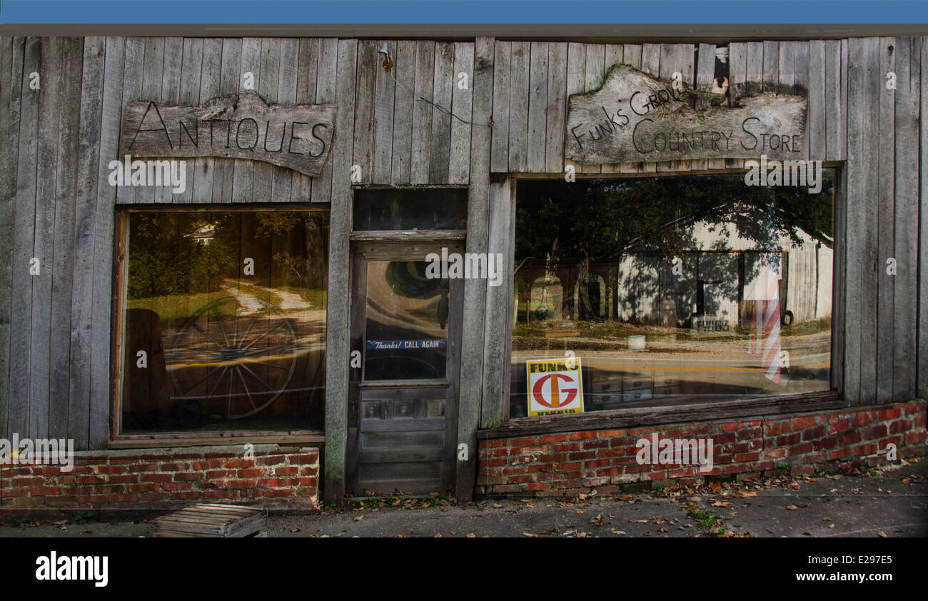 Il funk di Grove Country Store una volta era una stazione di gas e un negozio di antiquariato lungo la Route 66 nel Funk di Grove, Illinois. Foto Stock