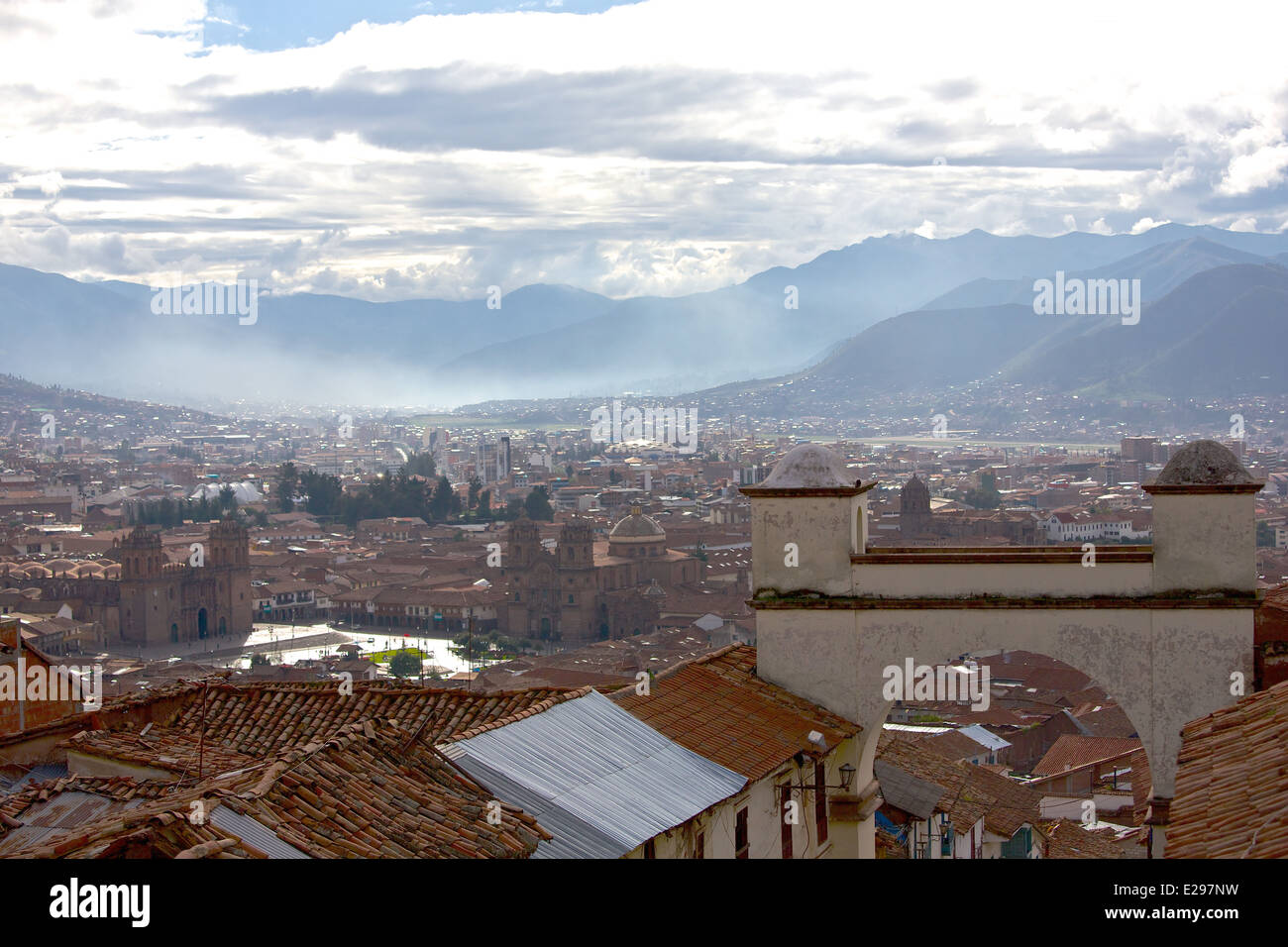 Una bella scena di strada alla ricerca sui tetti in Cusco, Perù, antica sede dell'Impero Inca alta delle Ande. Foto Stock