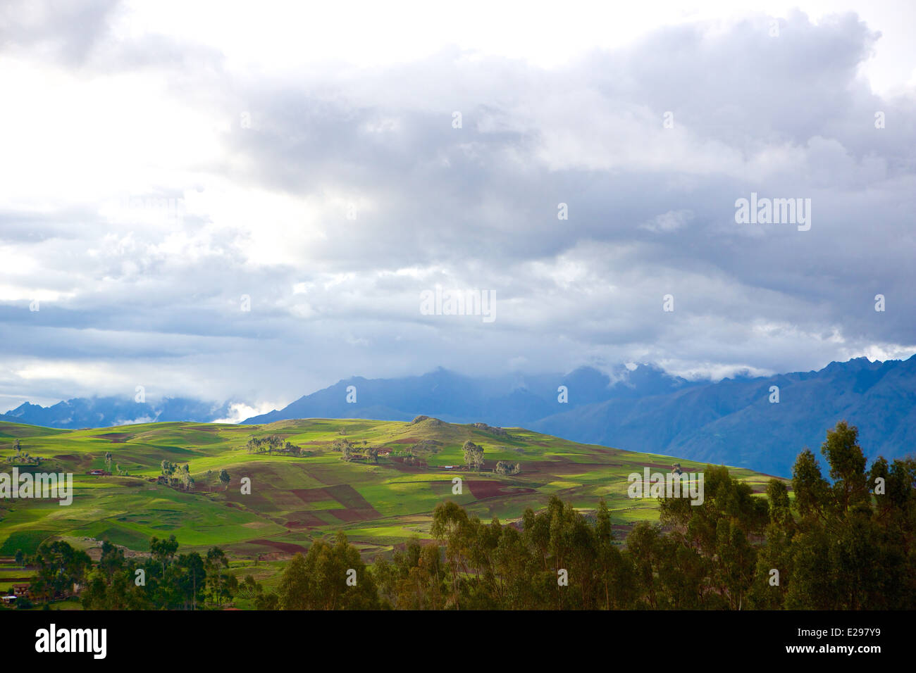 Bella luce dopo una tempesta di compensazione sopra la Valle Sacra, Valle Sagrada, in Perù, vicino a Cusco, Sud America Foto Stock