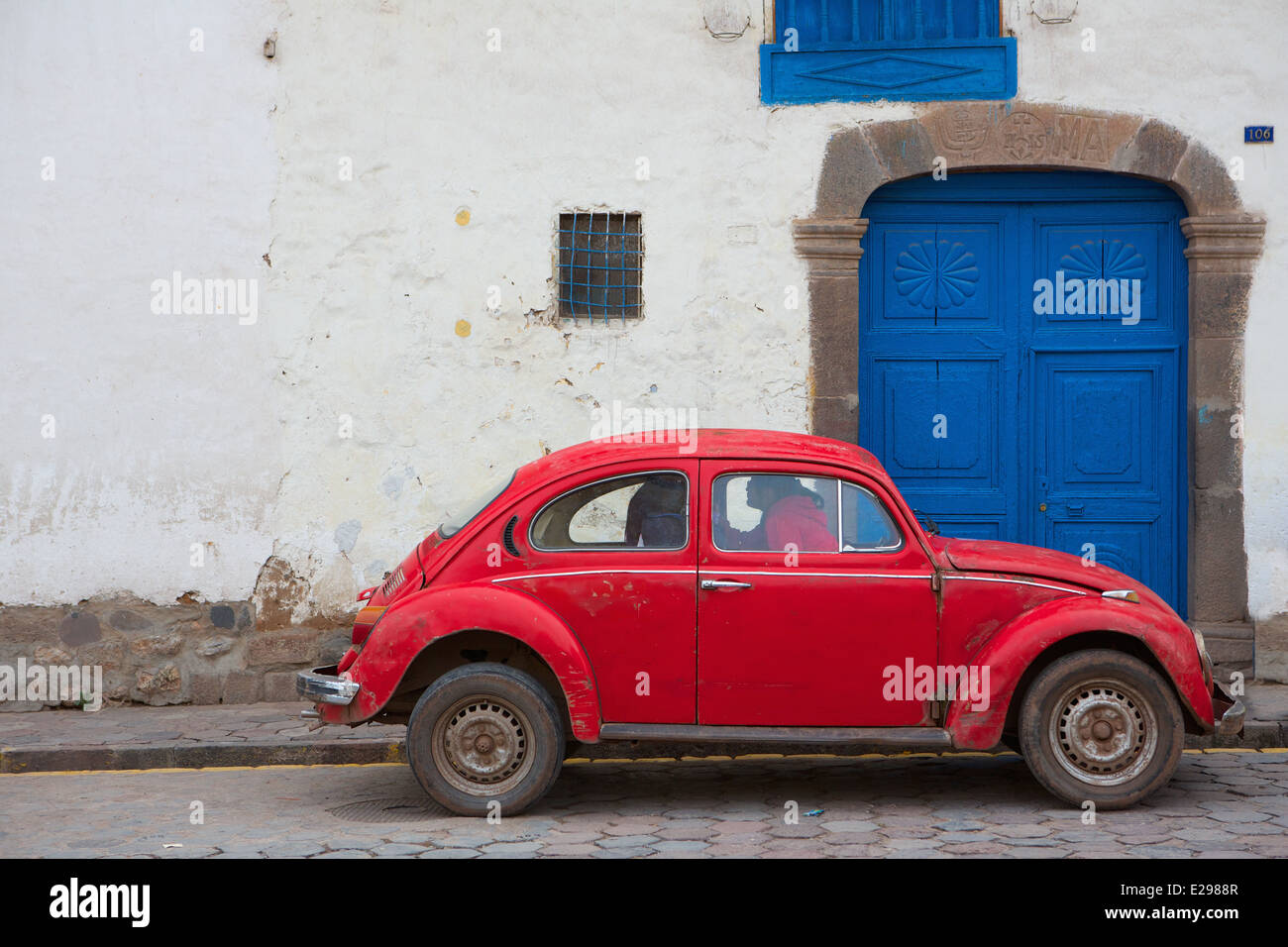 Una bella scena di strada con un VW Bug Cusco, Perù, antica sede dell'Impero Inca alta delle Ande. Foto Stock