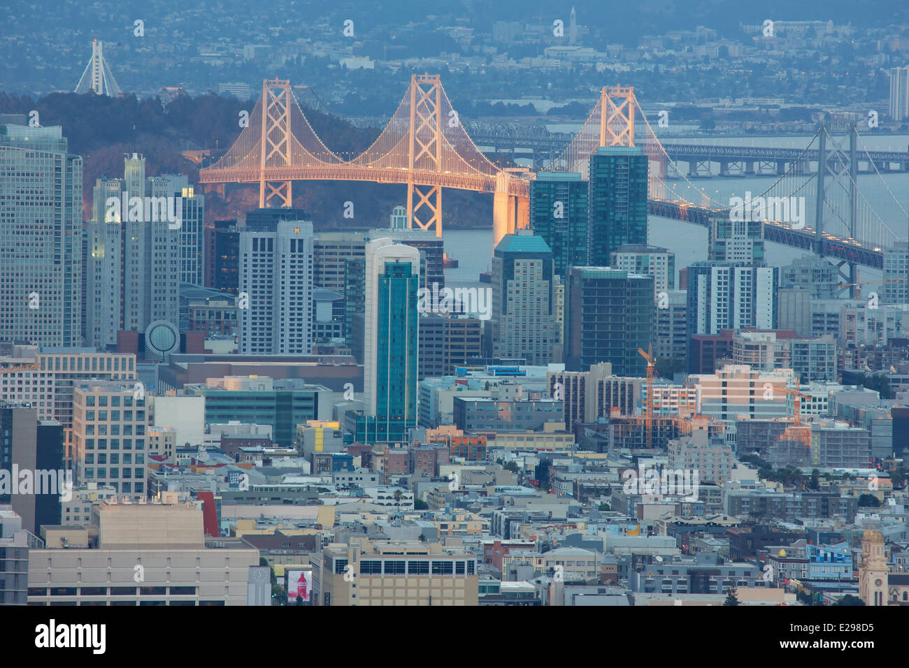 L'ultima luce del tramonto illumina il Western Bay Bridge span e il centro cittadino di San Francisco di Twin Peaks. Foto Stock