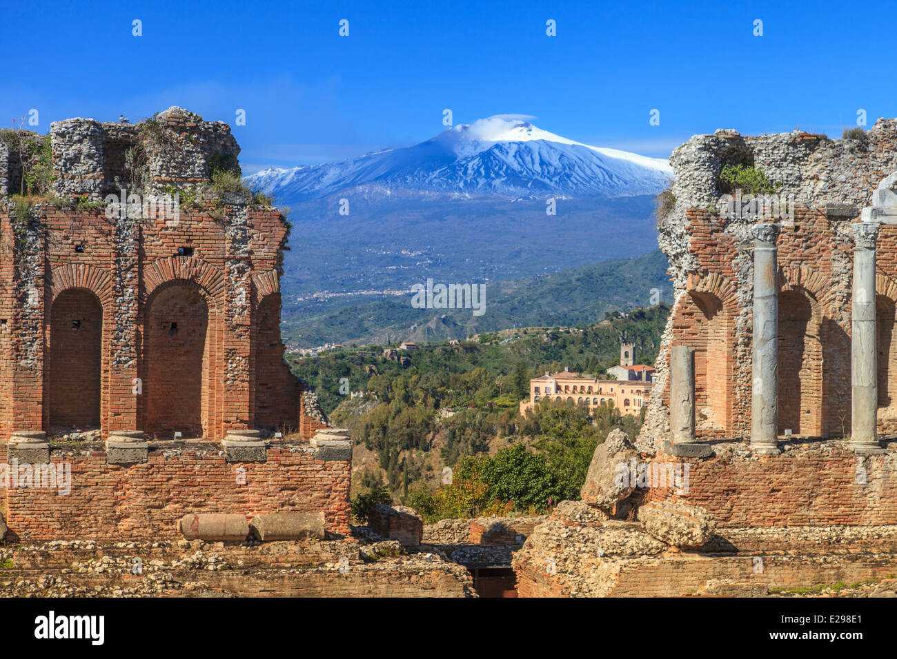 Le rovine del Teatro Greco con Etna sullo sfondo Foto Stock