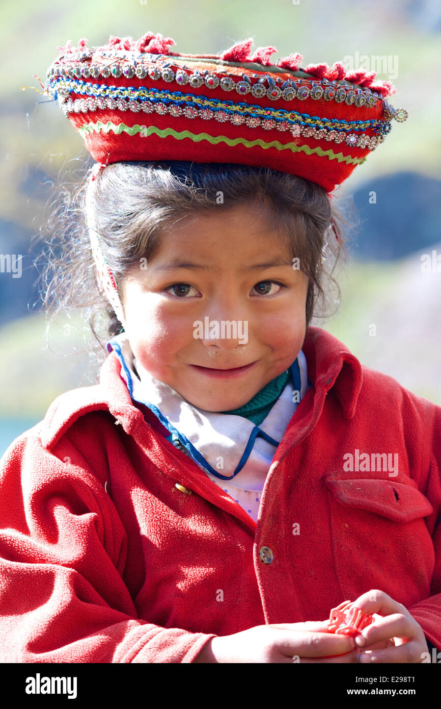 La norma, una piccola ragazza del Huacawasi alta valle delle Ande, indossando il suo tradizionale Quechua hat. Foto Stock