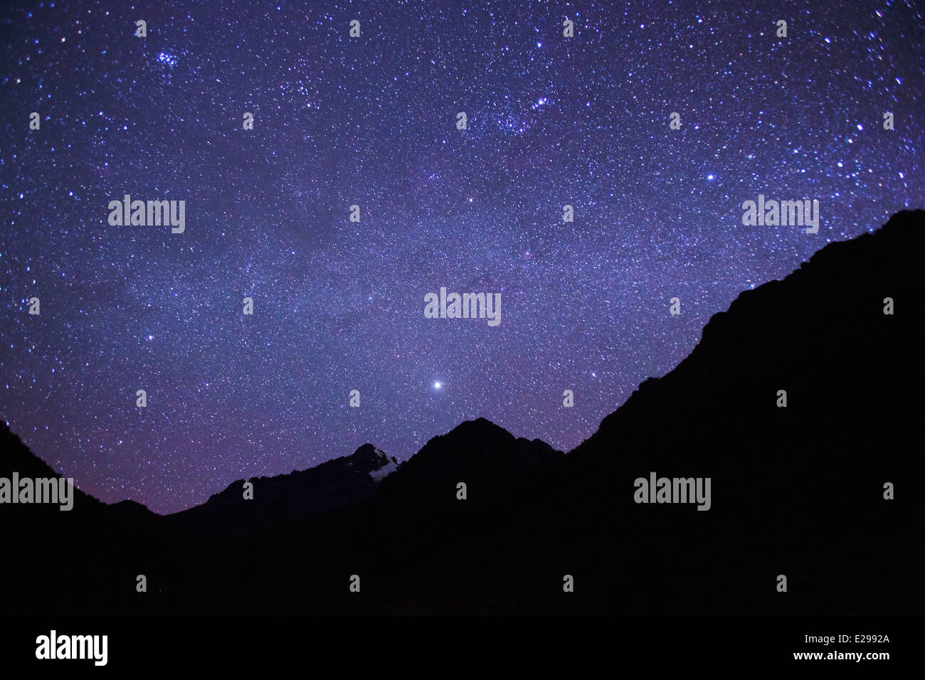 Un cielo pieno di stelle e la Via Lattea sopra la valle di Lares, alta delle Ande del Perù, Sud America di notte Foto Stock