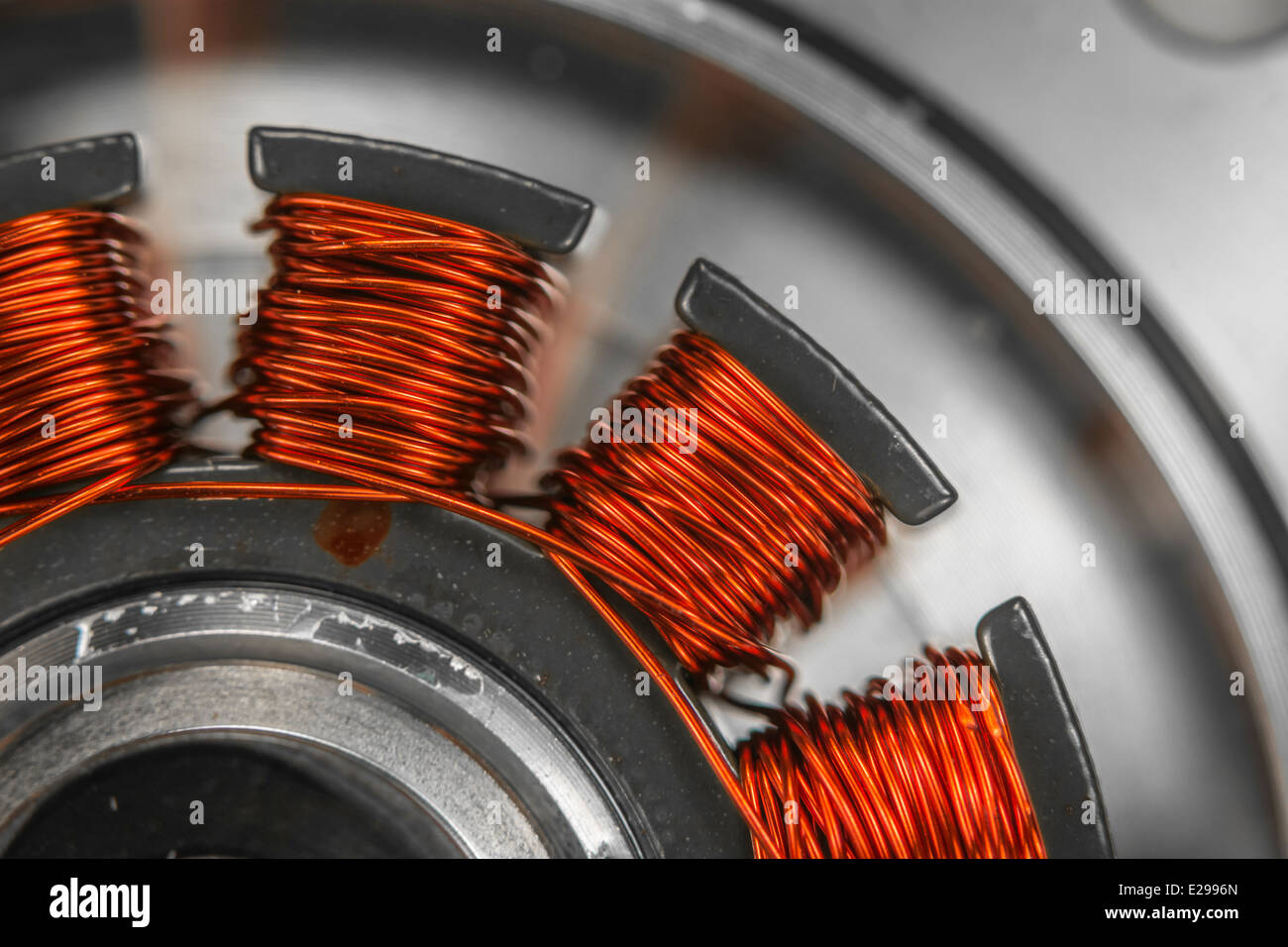 Foto macro di HDD/unità disco rigido motore di mandrino con rame esposto le bobine dello statore. Foto Stock