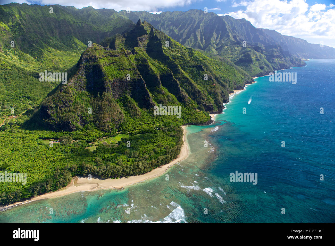 Vedute aeree di Kauai la costa di Na Pali su un bel giorno chiaro nelle Hawaii. Foto Stock