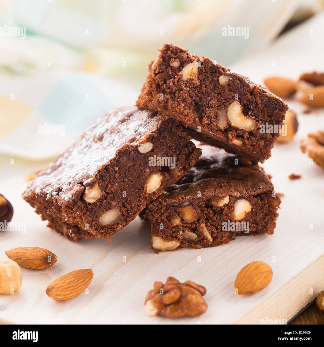 Brownie al cioccolato con dadi Foto Stock