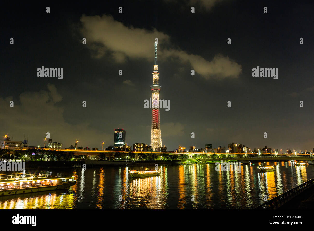 Crociere sul fiume Sumida e Tokyo Skytree, Tokyo, Giappone Foto Stock