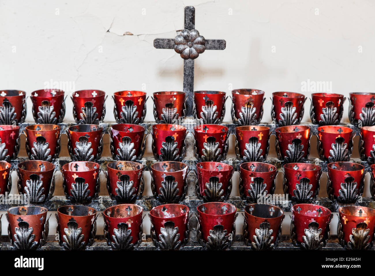 Croce e candele votive, San Miguel Mission, Santa Fe, New Mexico USA Foto Stock