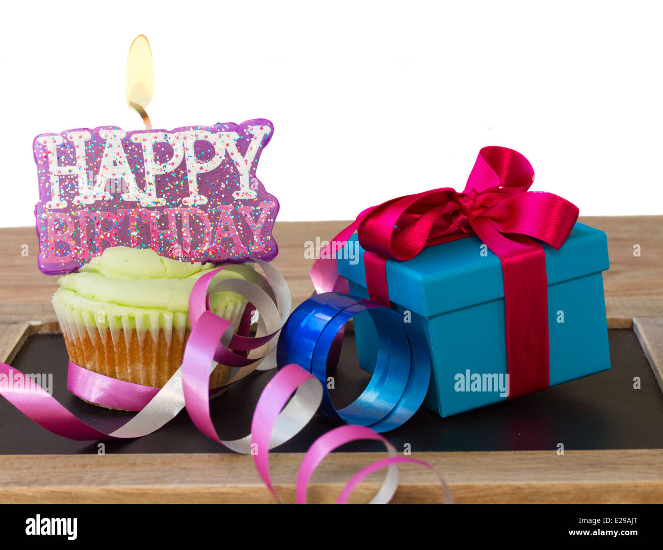 Tortina con candela buon compleanno e confezione regalo Foto Stock