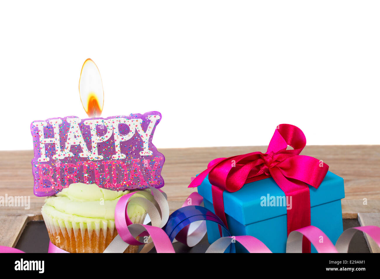 Tortina con candela buon compleanno e confezione regalo Foto Stock