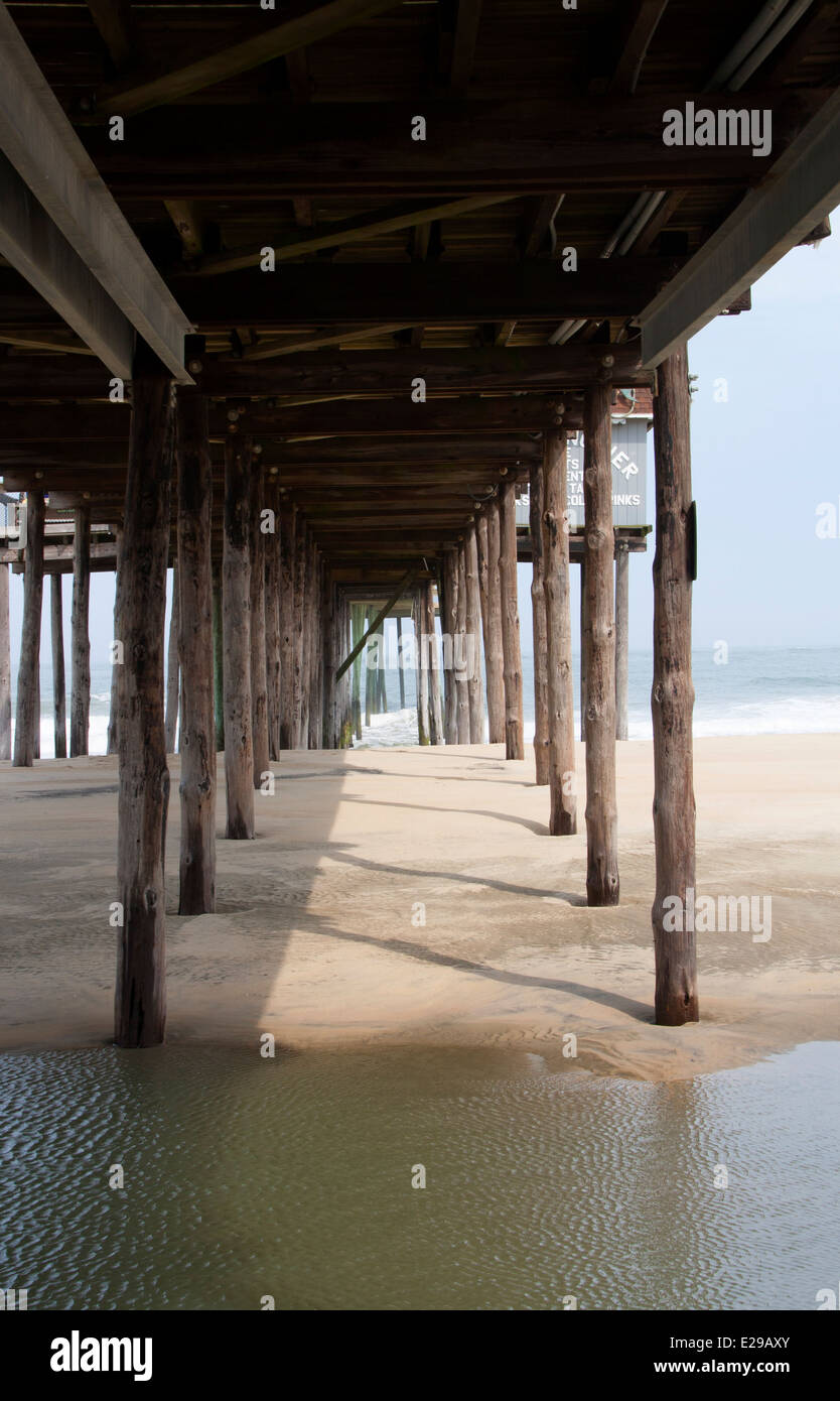 Ocean City, MD - 1 Maggio 2014: una vista dell'oceano da sotto il molo. Foto Stock