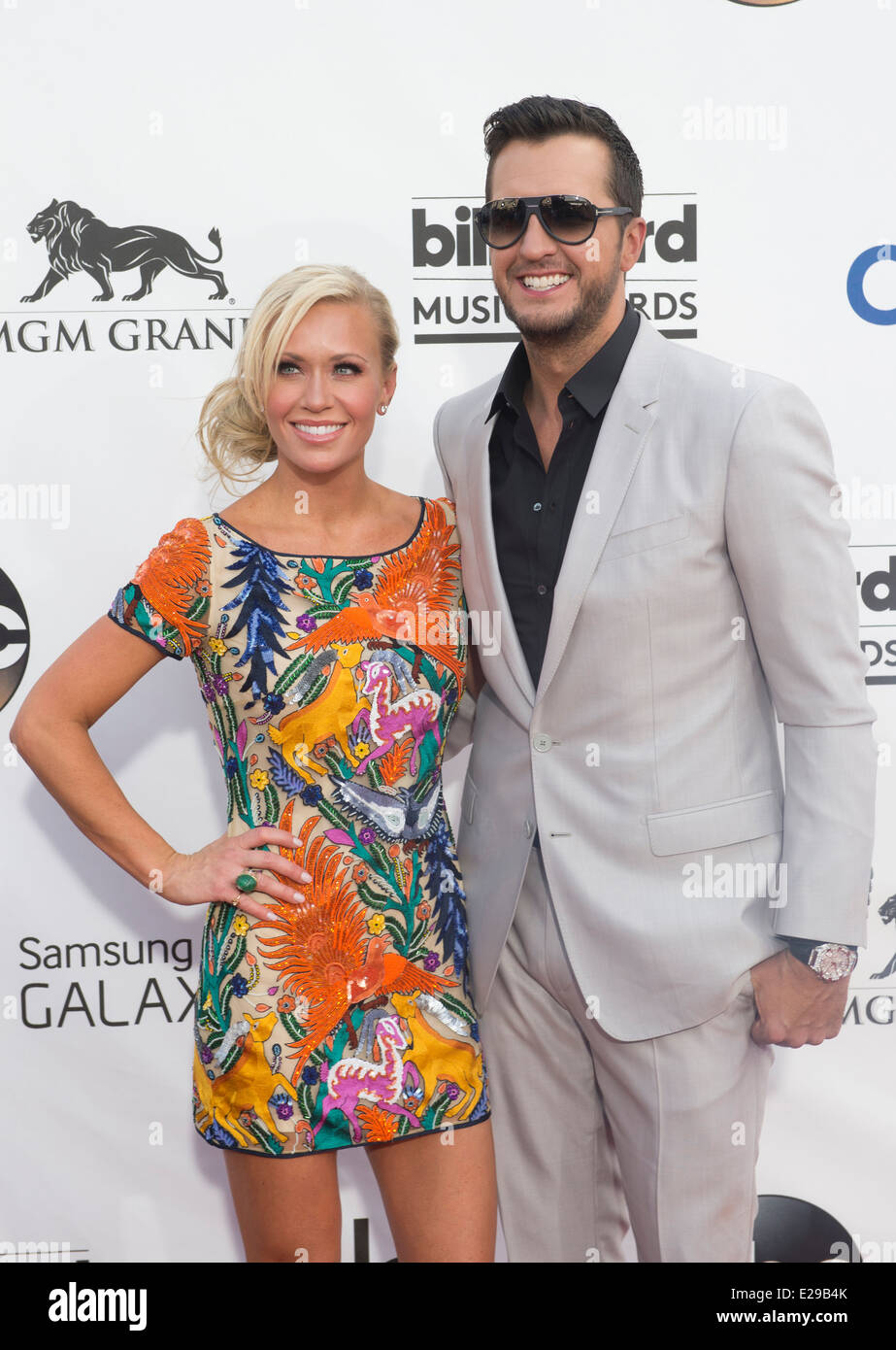 Artista di registrazione Luca Bryan (R) e la moglie Caroline Boyer frequentare il 2014 Billboard Music Awards di Las Vegas Foto Stock