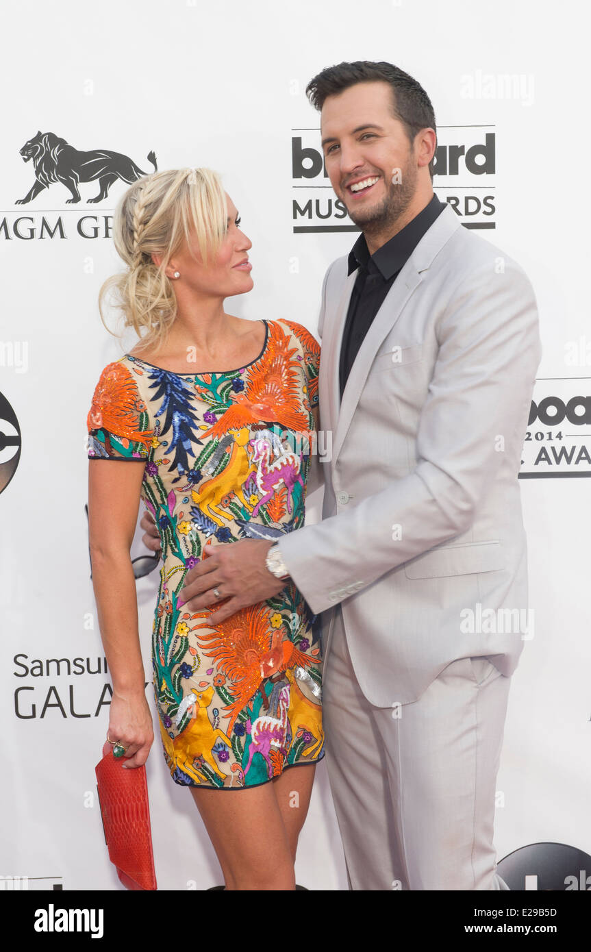 Artista di registrazione Luca Bryan (R) e la moglie Caroline Boyer frequentare il 2014 Billboard Music Awards di Las Vegas Foto Stock
