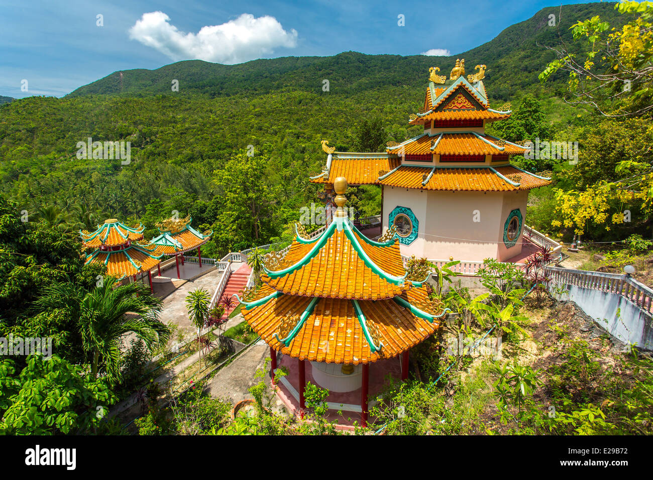 Kuan Yin, il tempio Cinese affacciato sulla Baia di Chaloklum a Koh Phangan, Thailandia Foto Stock