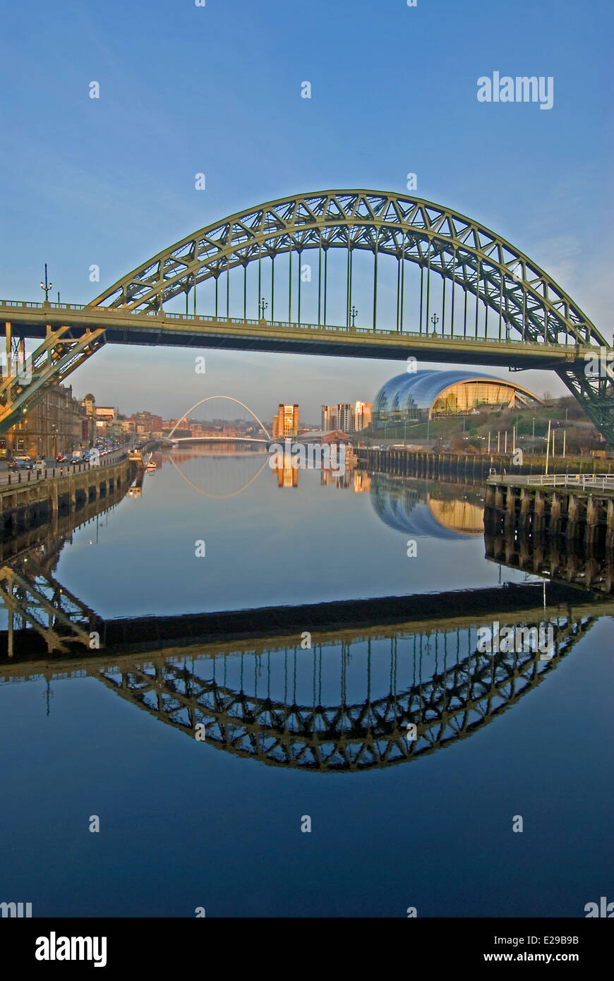 Newcastle upon Tyne e Tyne Bridge è uno di North East England's iconico punto di riferimento, il collegamento con il Newcastle Gateshead attraverso il Fiume Tyne Foto Stock