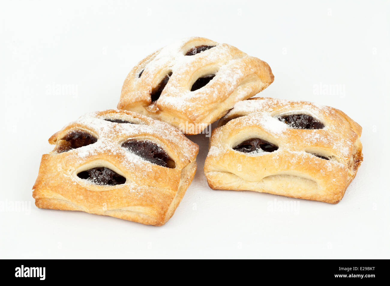 Pasta sfoglia con cioccolato e lamponi isolato su bianco Foto Stock