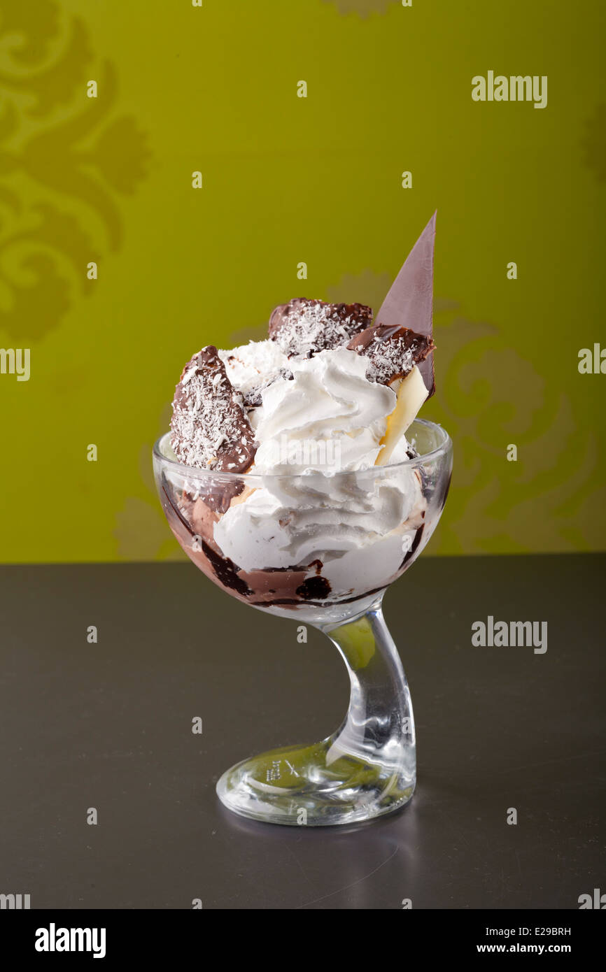 Gelato alla crema con dressing close up shoot Foto Stock