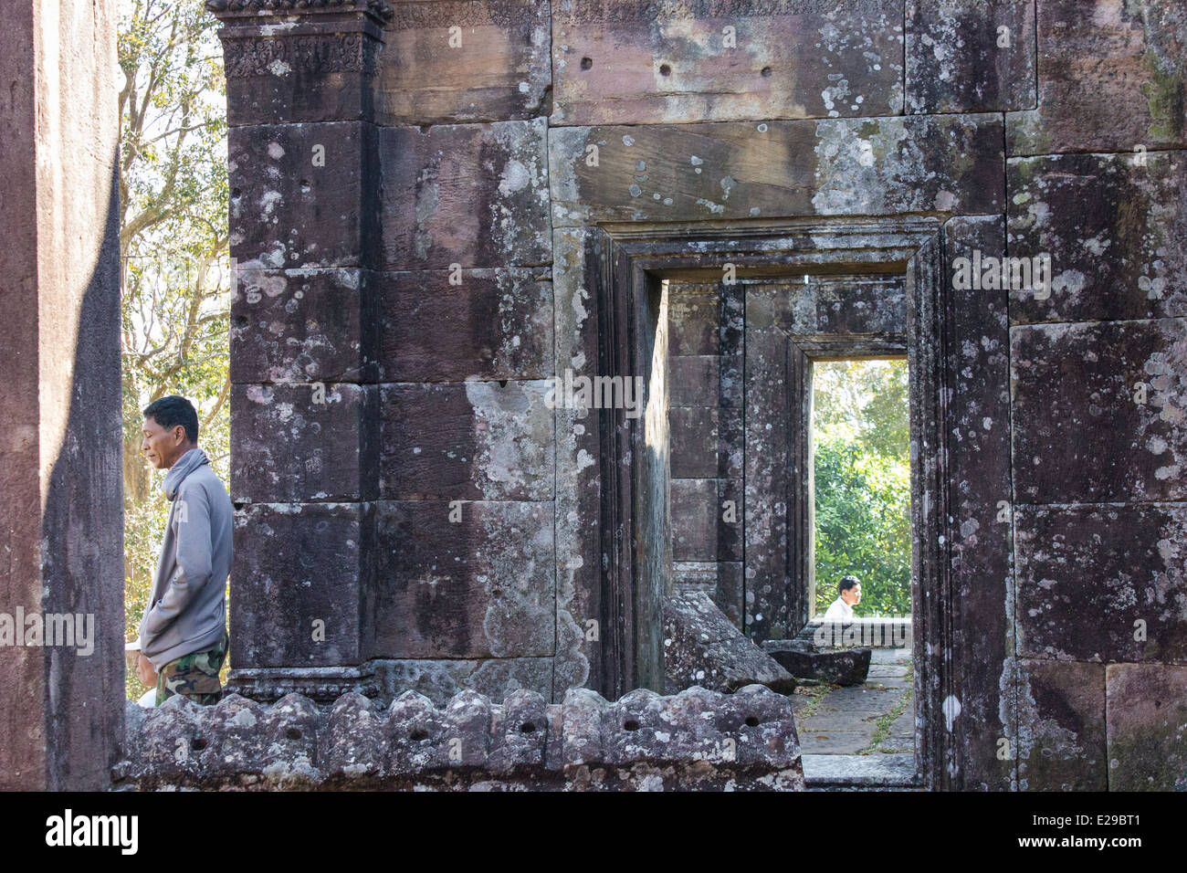 Preah Vihear Tempio è un antico tempio indù che si trova in cima ad un 525 metri di alta scogliera in Dangrek montagne, Cambogia. Foto Stock