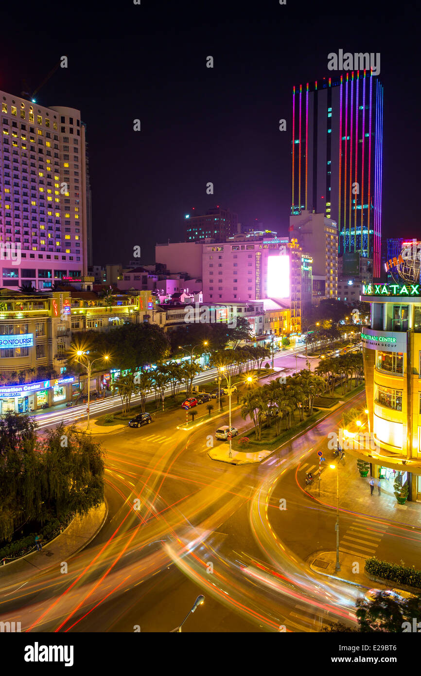 Vista notturna di traffico di Saigon, Ho Chi Minh City, Vietnam Foto Stock