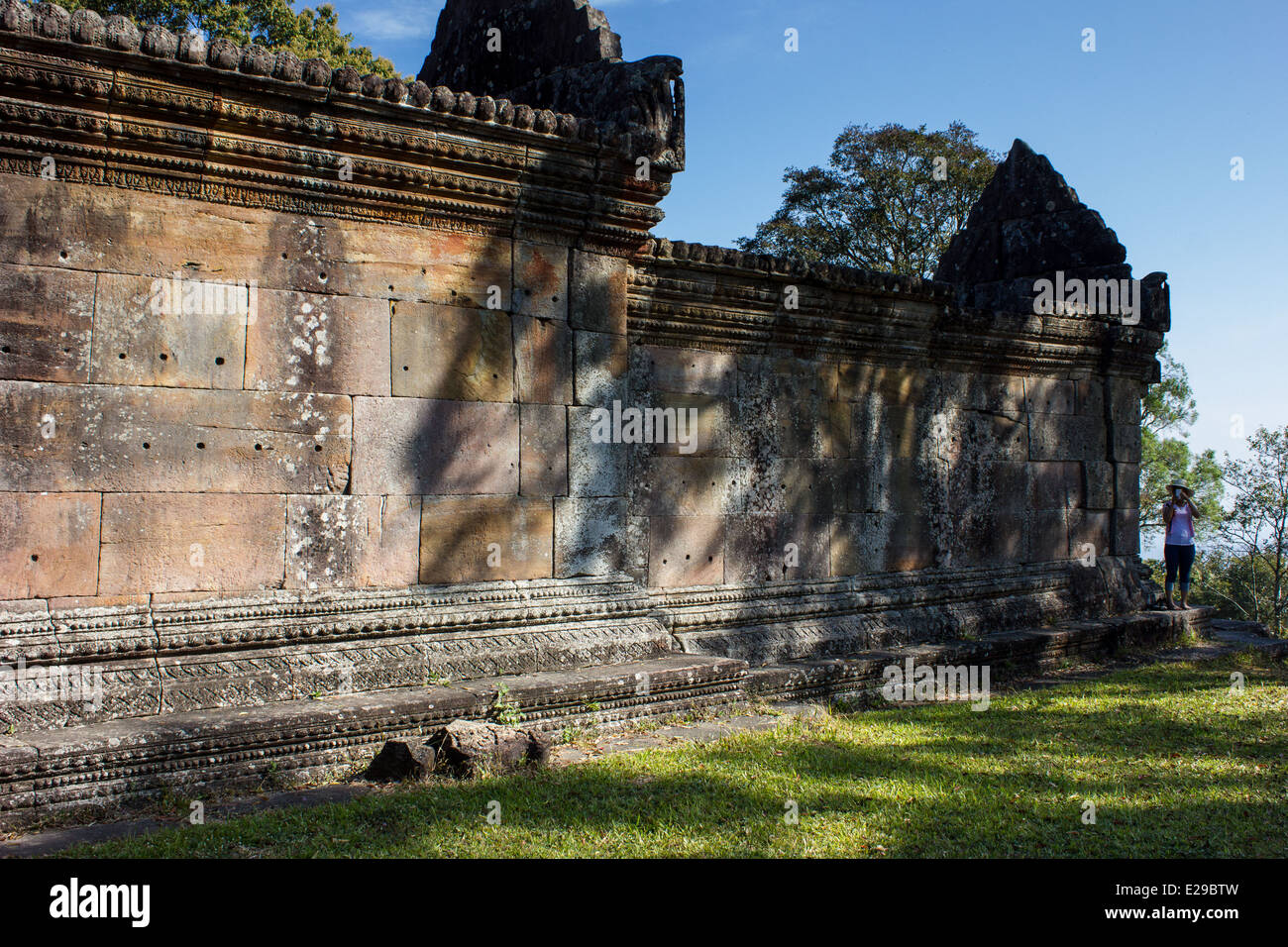 Preah Vihear Tempio è un antico tempio indù che si trova in cima ad un 525 metri di alta scogliera in Dangrek montagne, Cambogia. Foto Stock