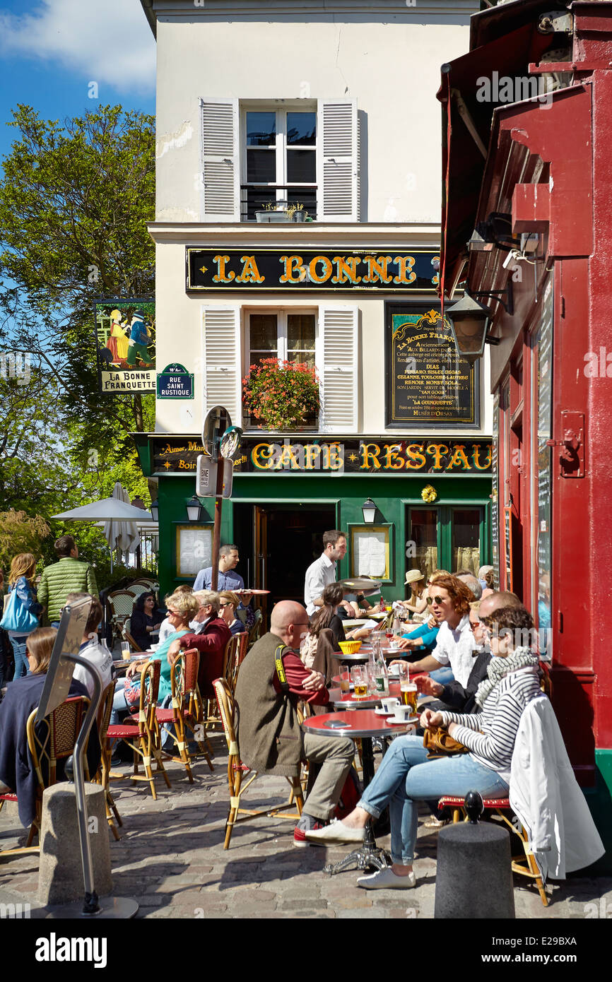 Turisti nel ristorante, quartiere di Montmartre, Parigi, Francia Foto Stock
