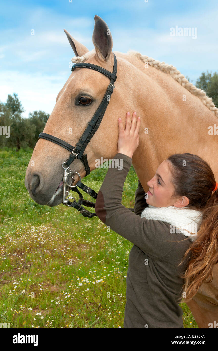 Centro Equestre " El Acebuche' - ragazza petting un cavallo, Bollullos de la Mitacion, Siviglia-provincia, Andalusia, Spagna, Europa Foto Stock