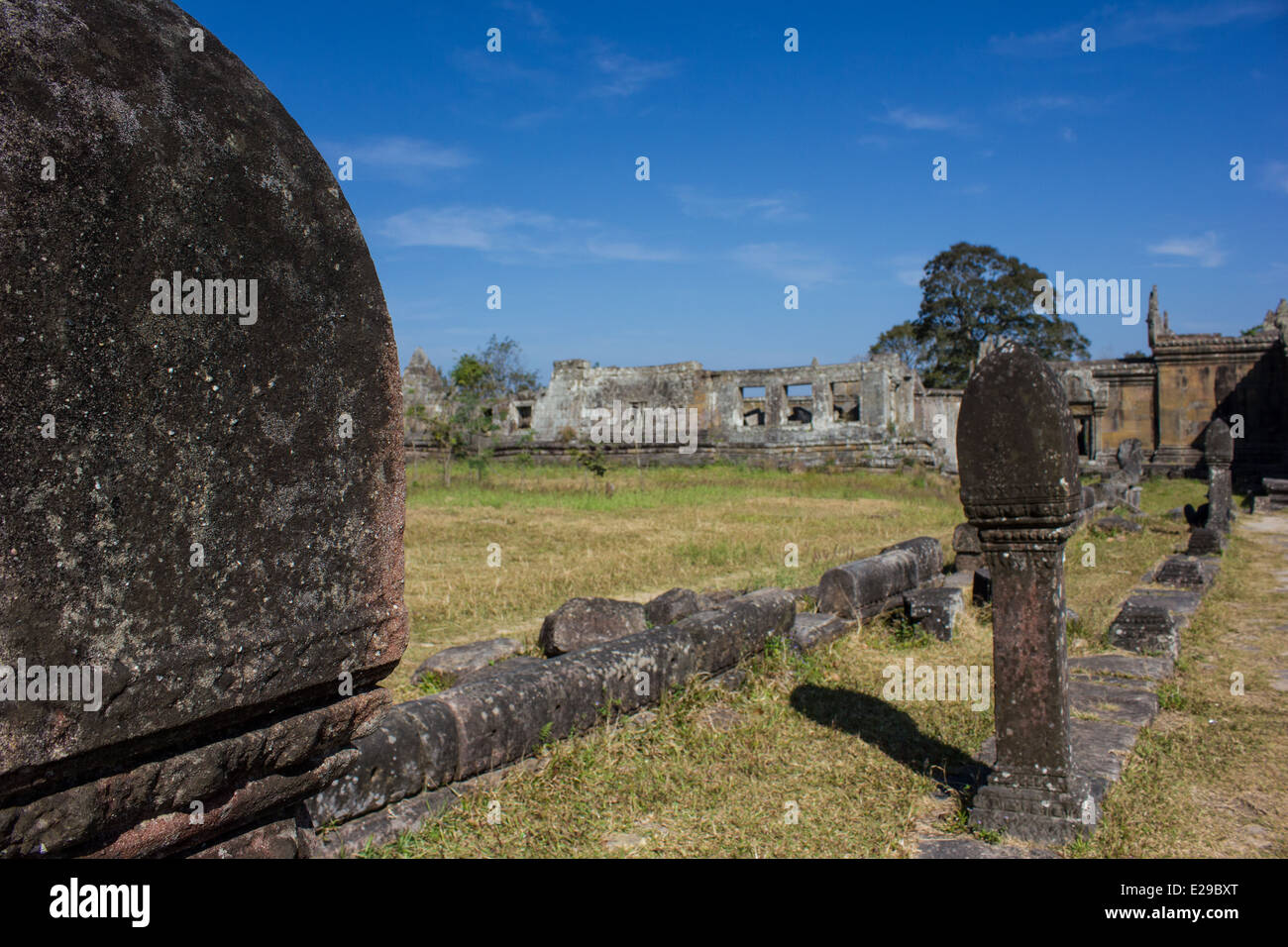 Preah Vihear Tempio è un antico tempio indù che si trova in cima ad un 525 metri di alta scogliera in Dangrek montagne, Cambogia. Foto Stock