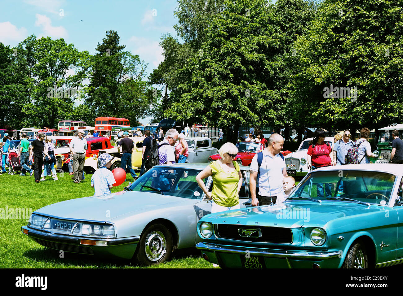 Visitatori guardando retrò e vintage auto e autobus a Autokarna 2014 Wollaton Park Nottingham Inghilterra Foto Stock