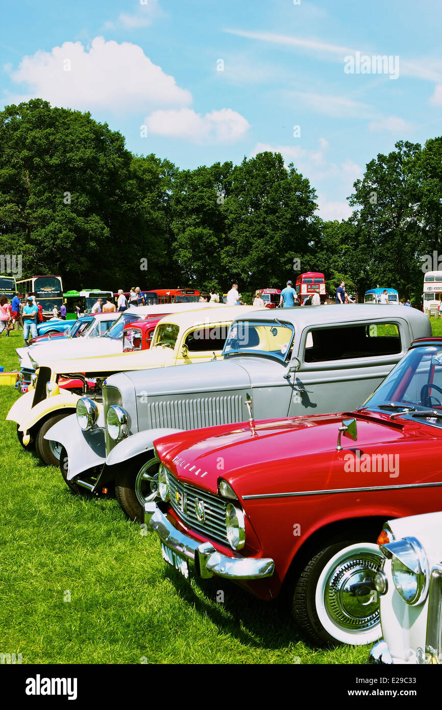 Vintage e retrò di veicoli su display a Autokarna 2014 Wollaton Park Nottingham Nottinghamshire East Midlands England Europa Foto Stock