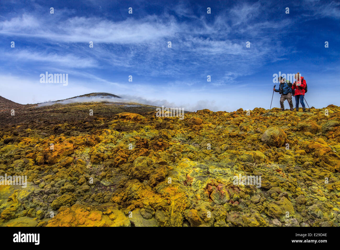 Gli escursionisti raggiungendo il culmine dell'Etna Foto Stock