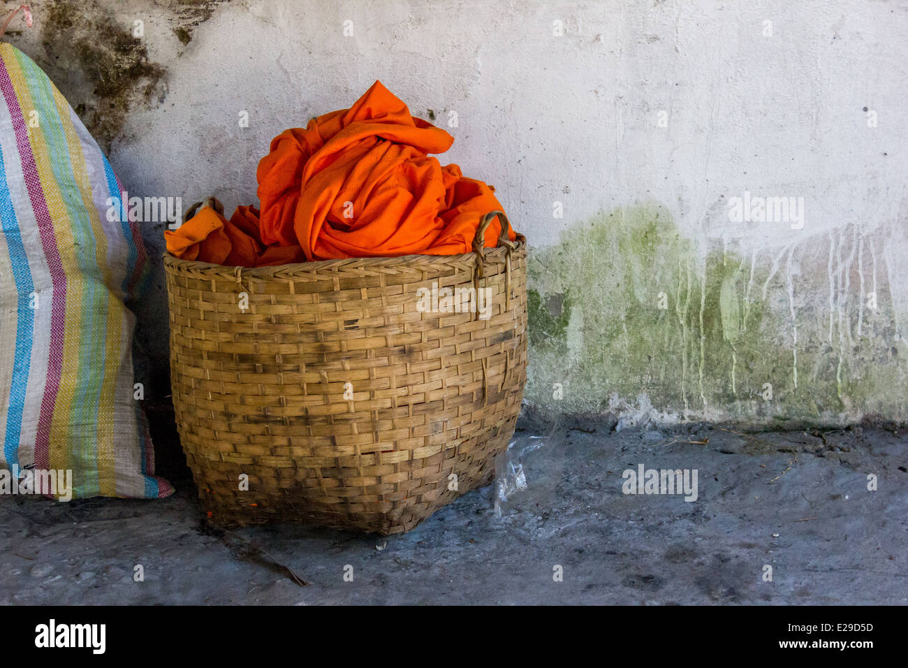 Abiti dello zafferano in un cestello nell'antica città di Luang Prabang, situato nel nord del Laos, un sito Patrimonio Mondiale dell'UNESCO. Foto Stock