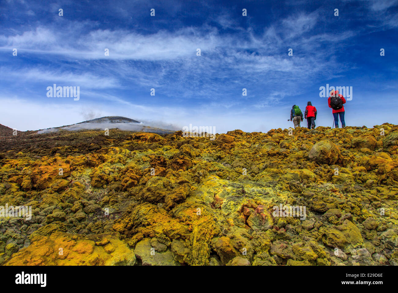 Gli escursionisti raggiungendo il culmine dell'Etna Foto Stock