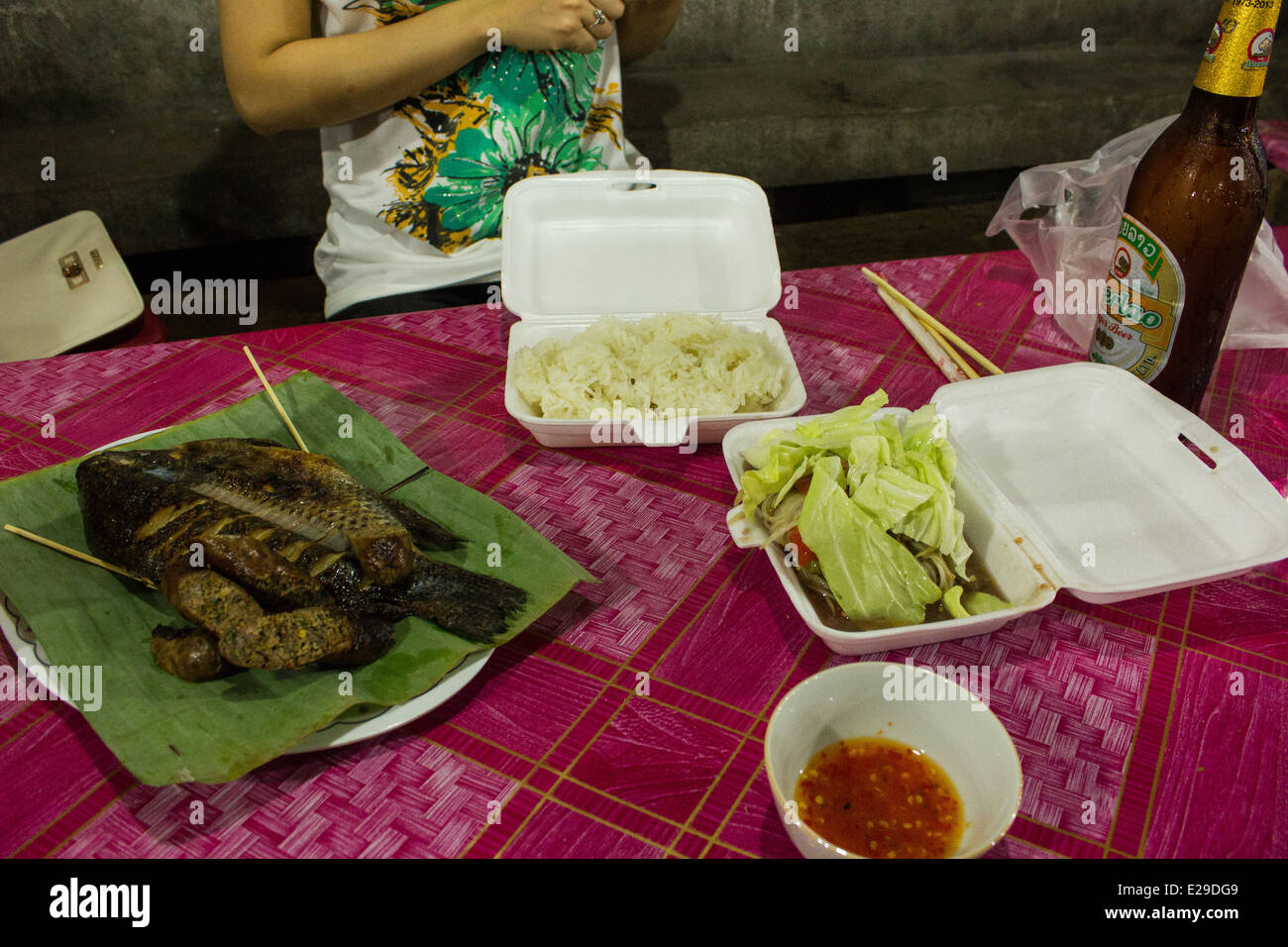 Luang Prabang mercato notturno è qualcosa da non perdere durante la visita di questa affascinante città. Una varietà di Lao cibo è disponibile. Foto Stock