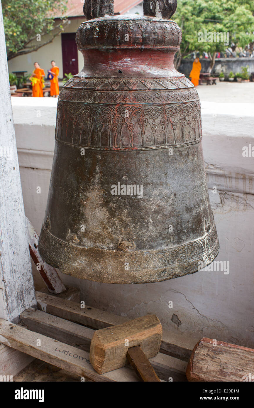 Una campana e martello nella antica città di Luang Prabang, situato nel  nord del Laos, un sito Patrimonio Mondiale dell'UNESCO Foto stock - Alamy