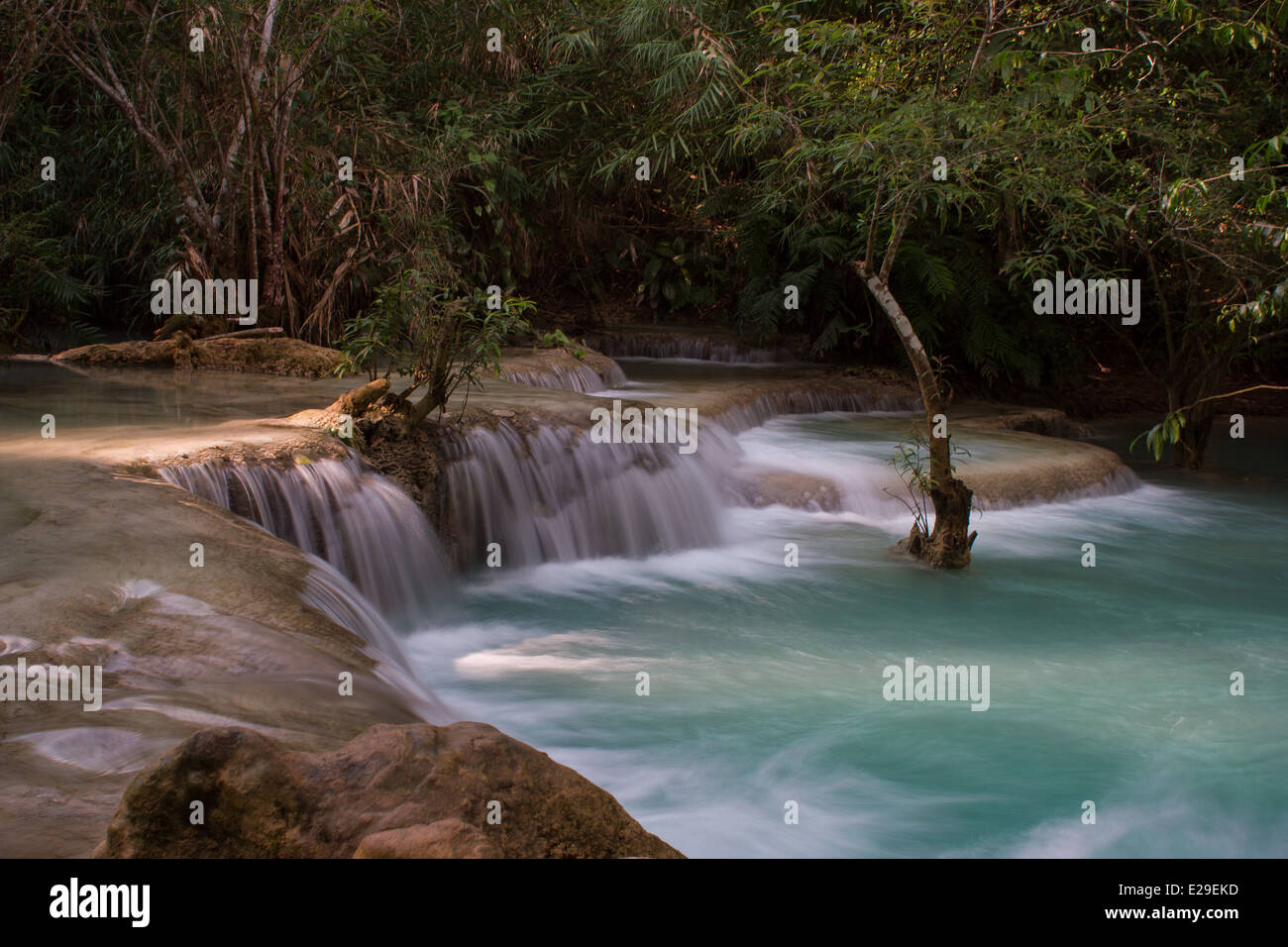 Le cascate di Kuang Si è il più grande in Luang Prabang area con tre livelli principali di un 50 metri di caduta in spettacolari piscine. Foto Stock