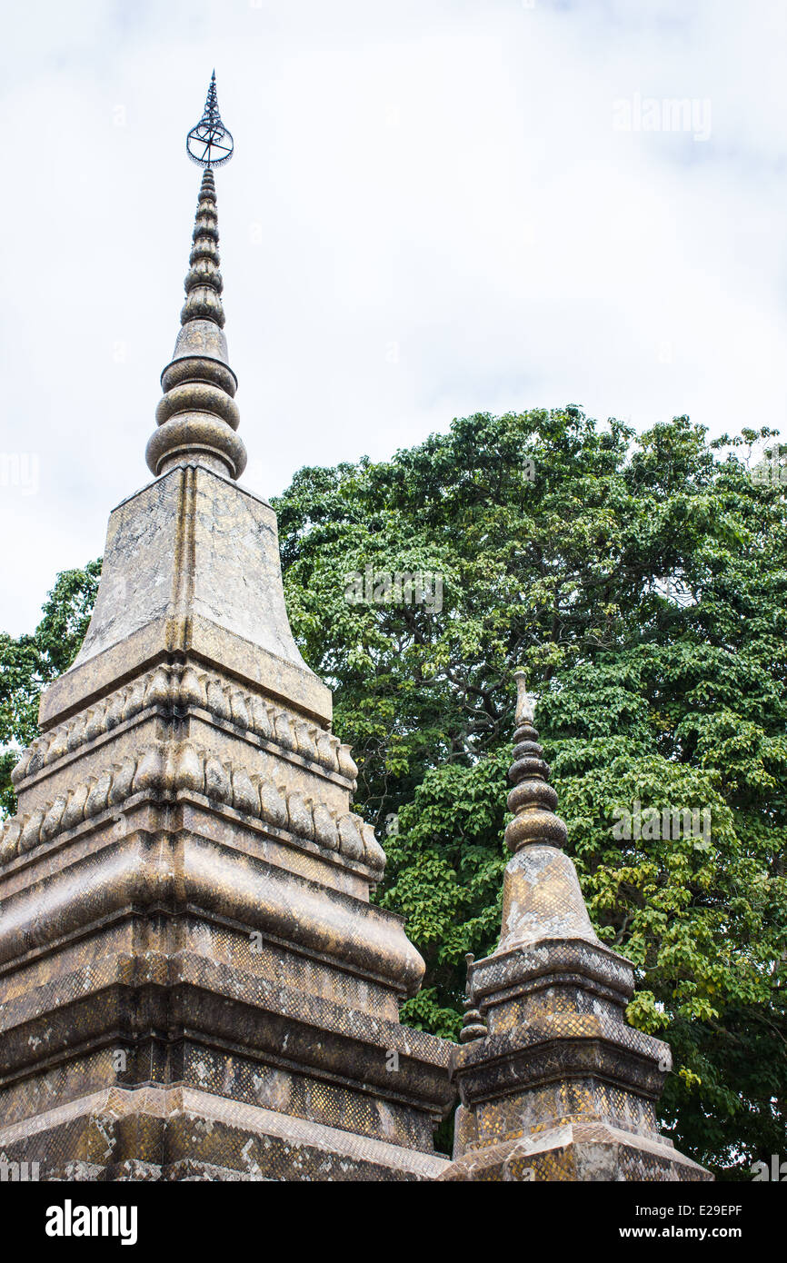 Gli stupa nel tempio motivi nell'antica città di Luang Prabang, situato nel nord del Laos, un sito Patrimonio Mondiale dell'UNESCO. Foto Stock