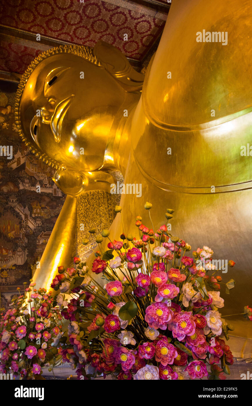 Wat Pho, o il Tempio del Buddha Reclinato, è il più antico e il più grande tempio buddista di Bangkok. Foto Stock