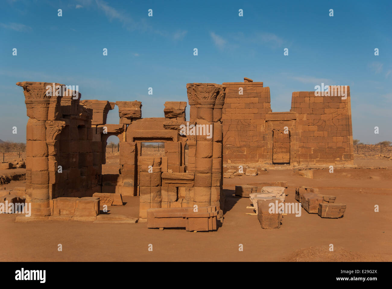 Il cosiddetto chiosco Romano (probabilmente Hathor cappella) e Tempio Apademak (Lion Gate), Naqa, Sudan settentrionale Foto Stock