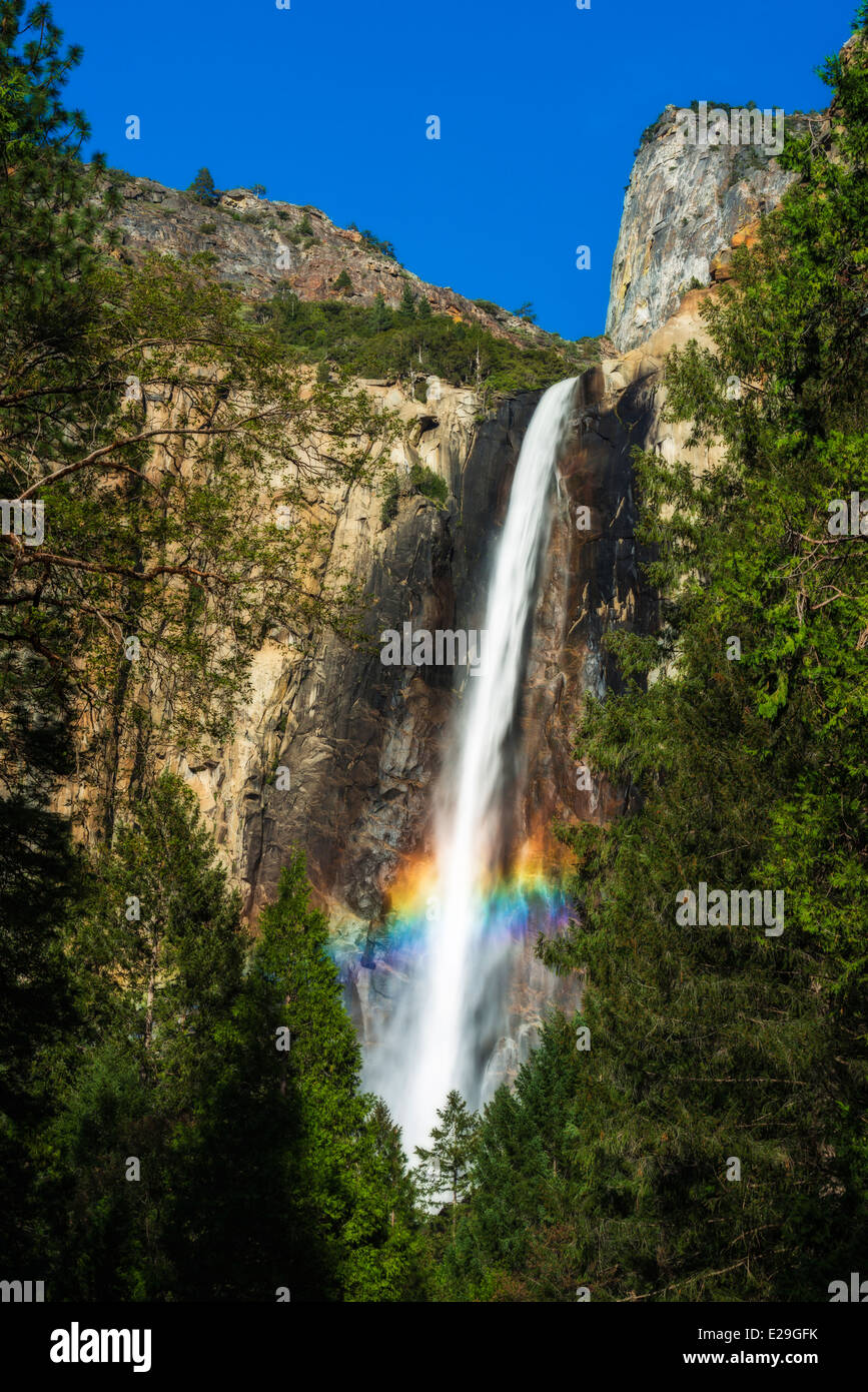 Rainbow Su Bridalveil Falls Yosemite National Park California Usa Foto Stock Alamy
